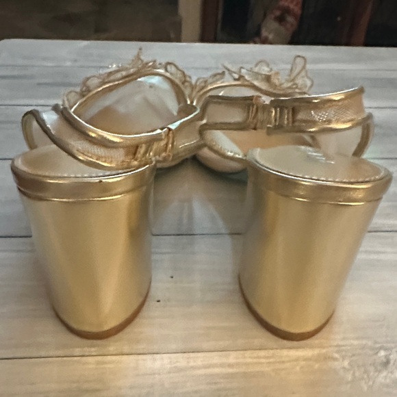 Betsey Johnson Petra Sz 10 Gold Floral Embellished Block Heels - Picture 7 of 11